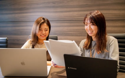 社内で打ち合わせをしている